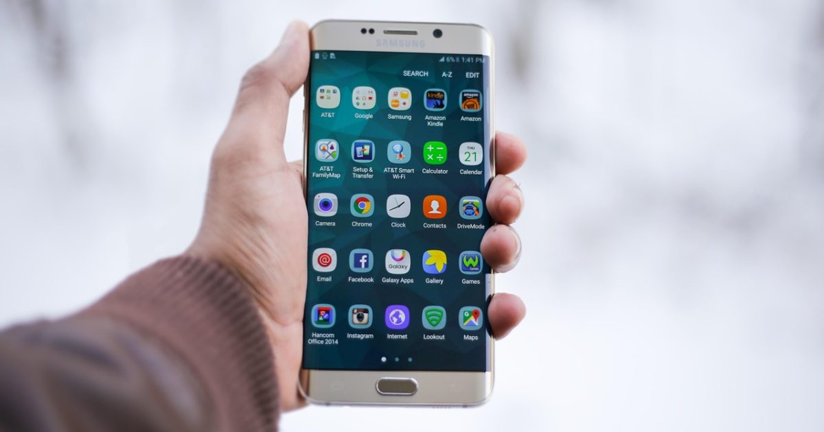 乐视体育 App 主界面在深色背景的手机屏幕上展示今日赛事列表与直播预约按钮，暖黄与翠绿光晕衬托出运动氛围
